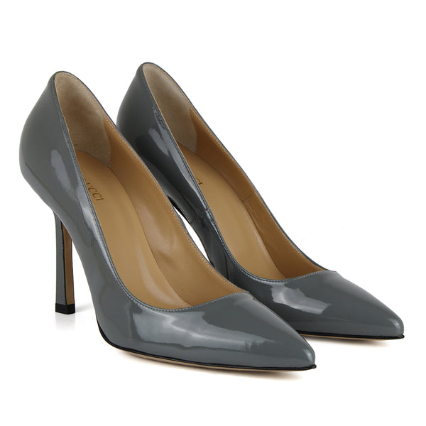 Décolleté in gray patent leather