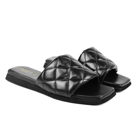 Flat sandal in black quilted leather