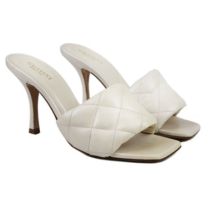 Sandals with heel in milk-colored quilted leather