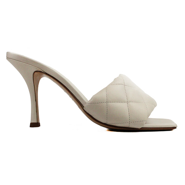 Sandals with heel in milk-colored quilted leather