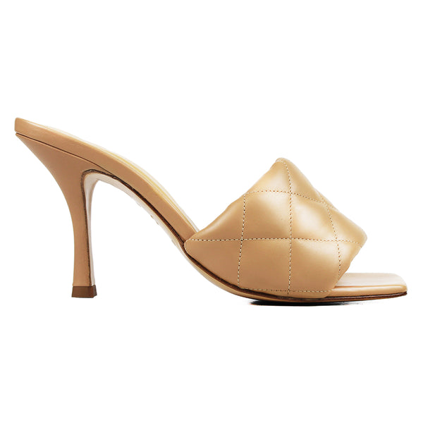 Nude heeled sandals in quilted leather