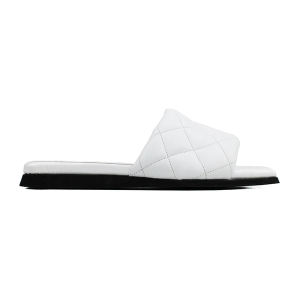 Flat sandal in white quilted leather