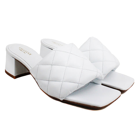 Sandal in white quilted leather